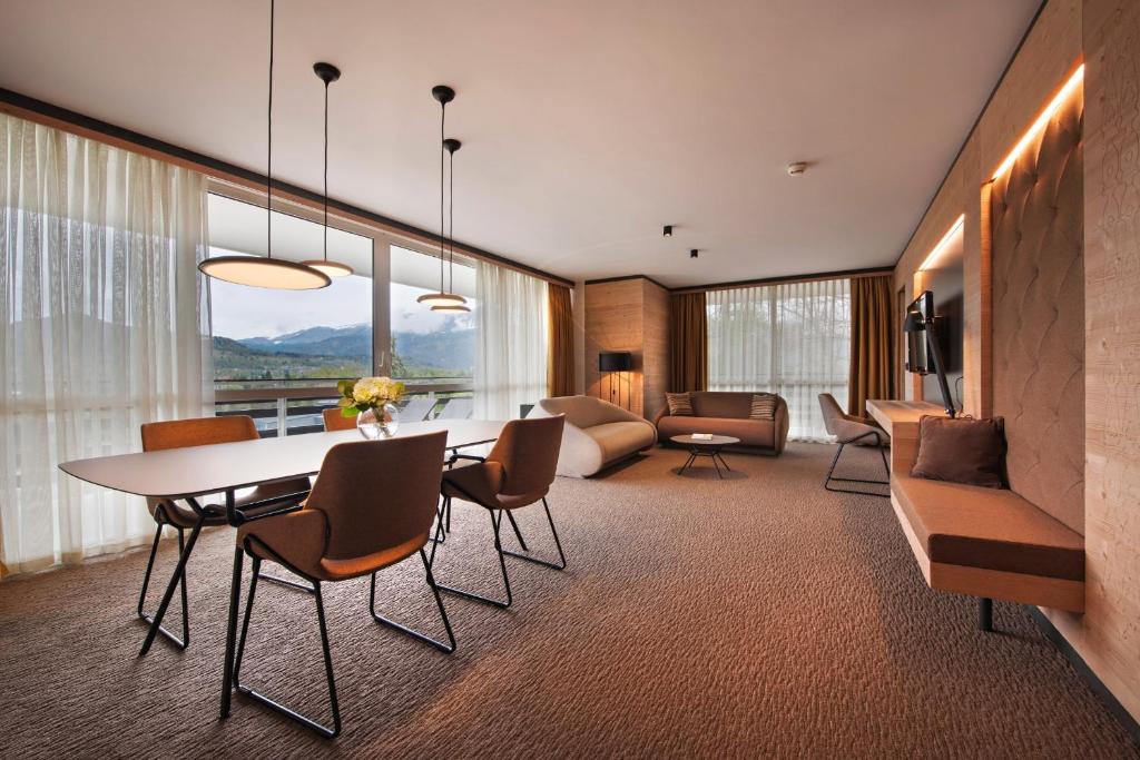 布莱德Rikli Balance Hotel – Sava Hotels & Resorts的客厅配有桌椅