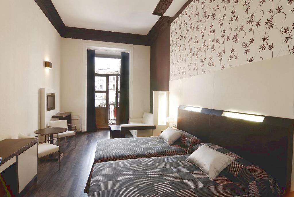 马德里Alhambra Suites的一间卧室配有一张床和一张沙发