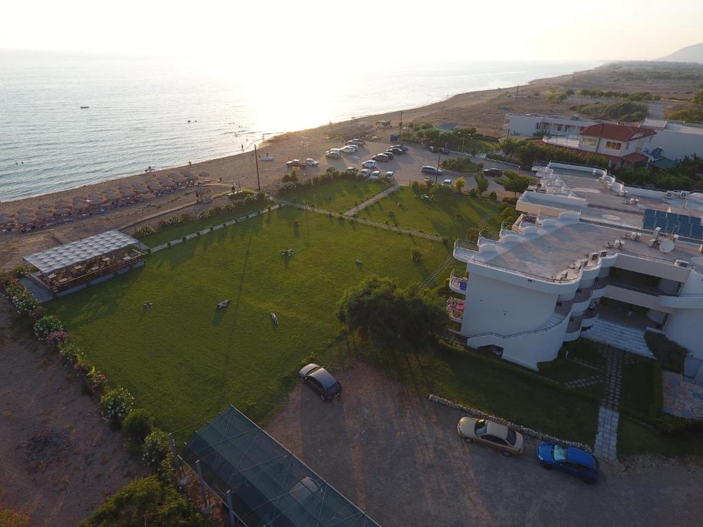 扎哈罗Ostria Hotel Kakovatos Beach的海洋旁公园的空中景观