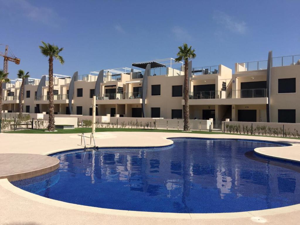 皮拉尔－德拉奥拉达达Playa Elisa Bay的大楼前的大型游泳池