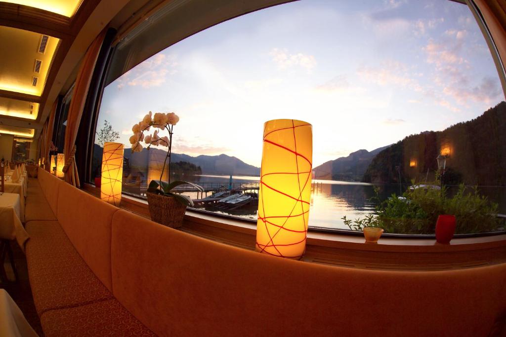 施特罗布尔丽丽湖畔酒店的享有湖泊和山脉美景的窗户。