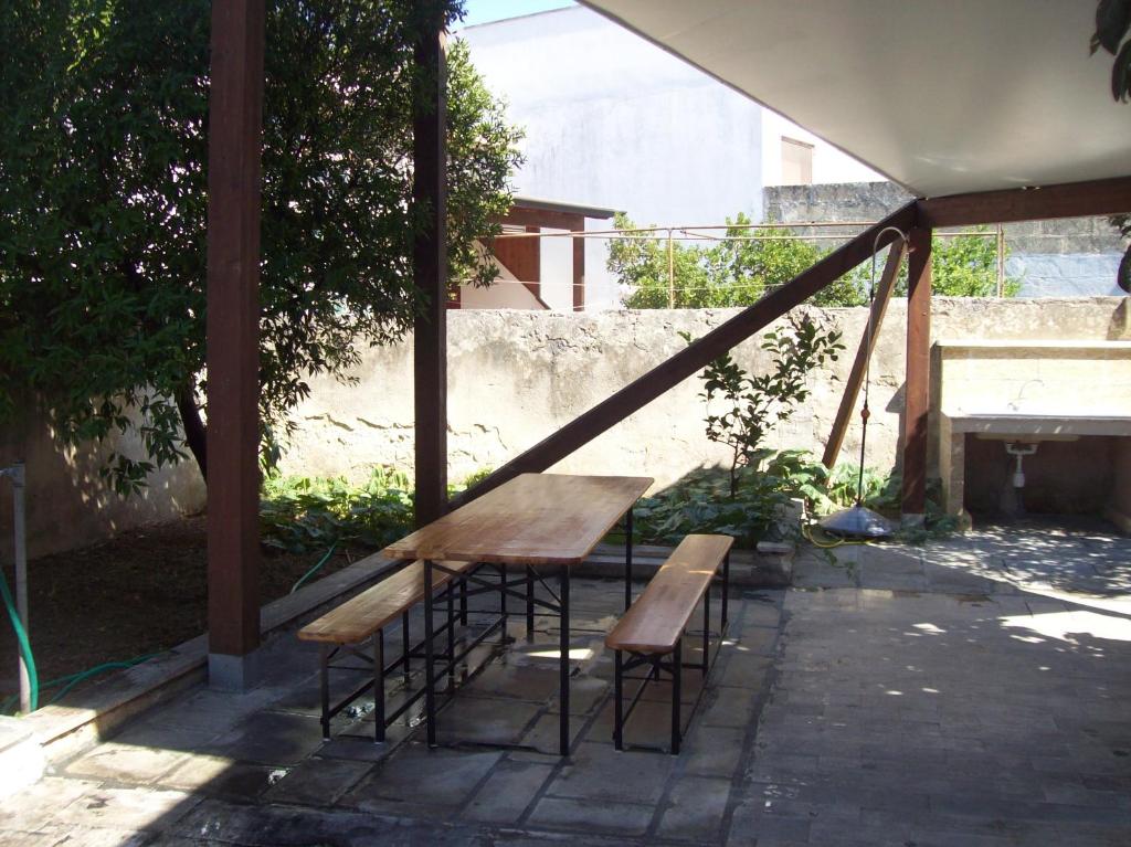 拉卡莱Casa Della Nonna的一组长椅和一张桌子及椅子