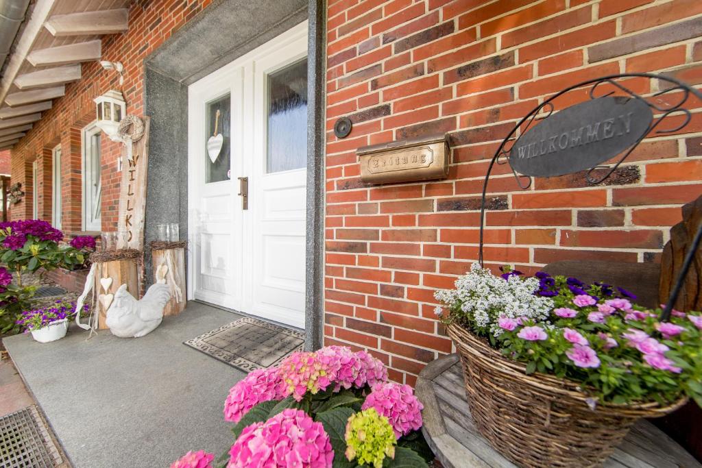 翁德洛海因斯公寓的门旁的门廊,门篮里装有鲜花