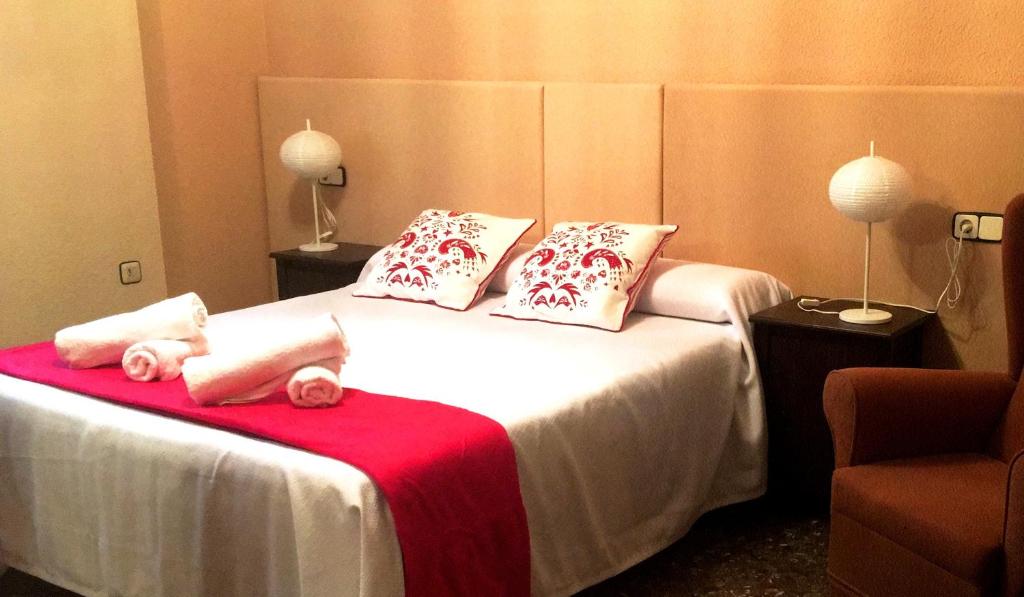 特连特Casa Rural El Chorrillo的酒店客房,配有带毛巾的床