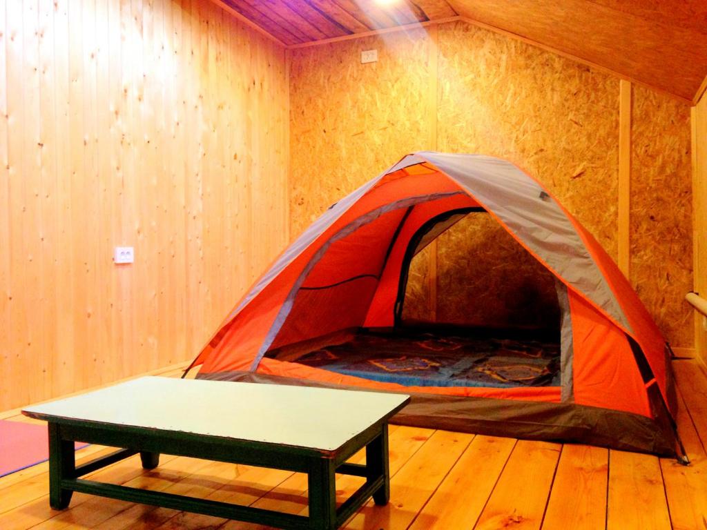 卡拉科尔Urban Monkey Tent hostel & bar的一个带桌子的帐篷