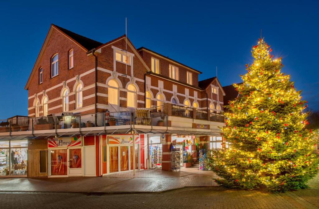 朗格奥Appartementhaus Alte Post的建筑物前的圣诞树