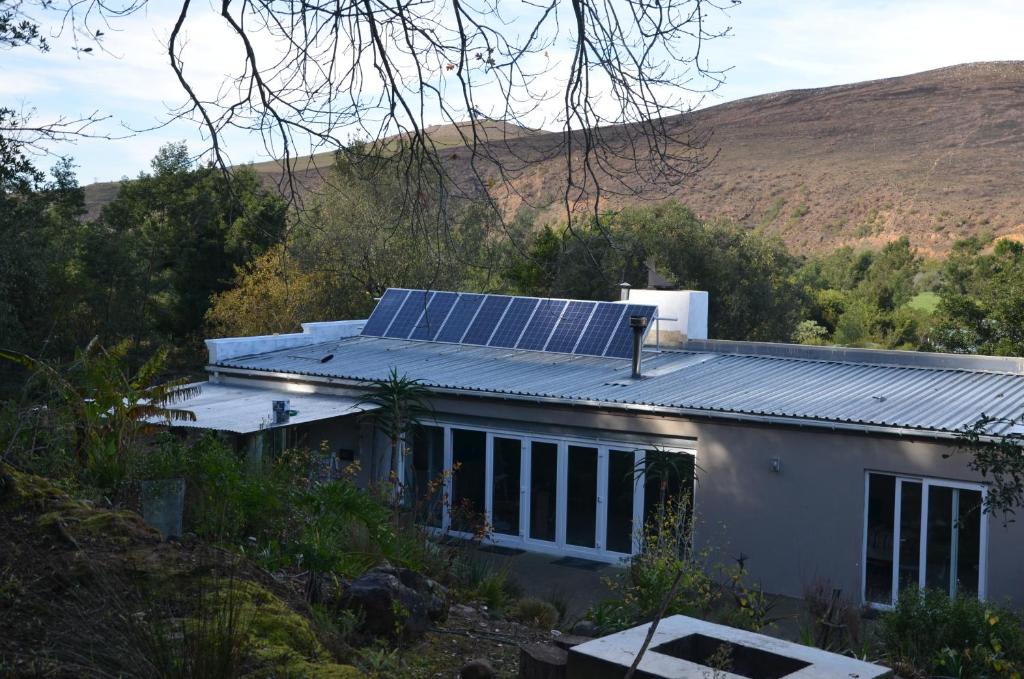 斯韦伦丹Bibi's Joy的屋顶上设有太阳能电池板的房子