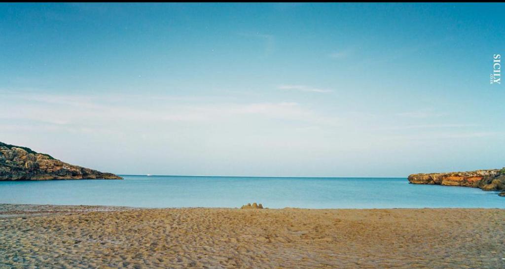 La BancaTempo Di Vendicari的海水中岩石的沙滩