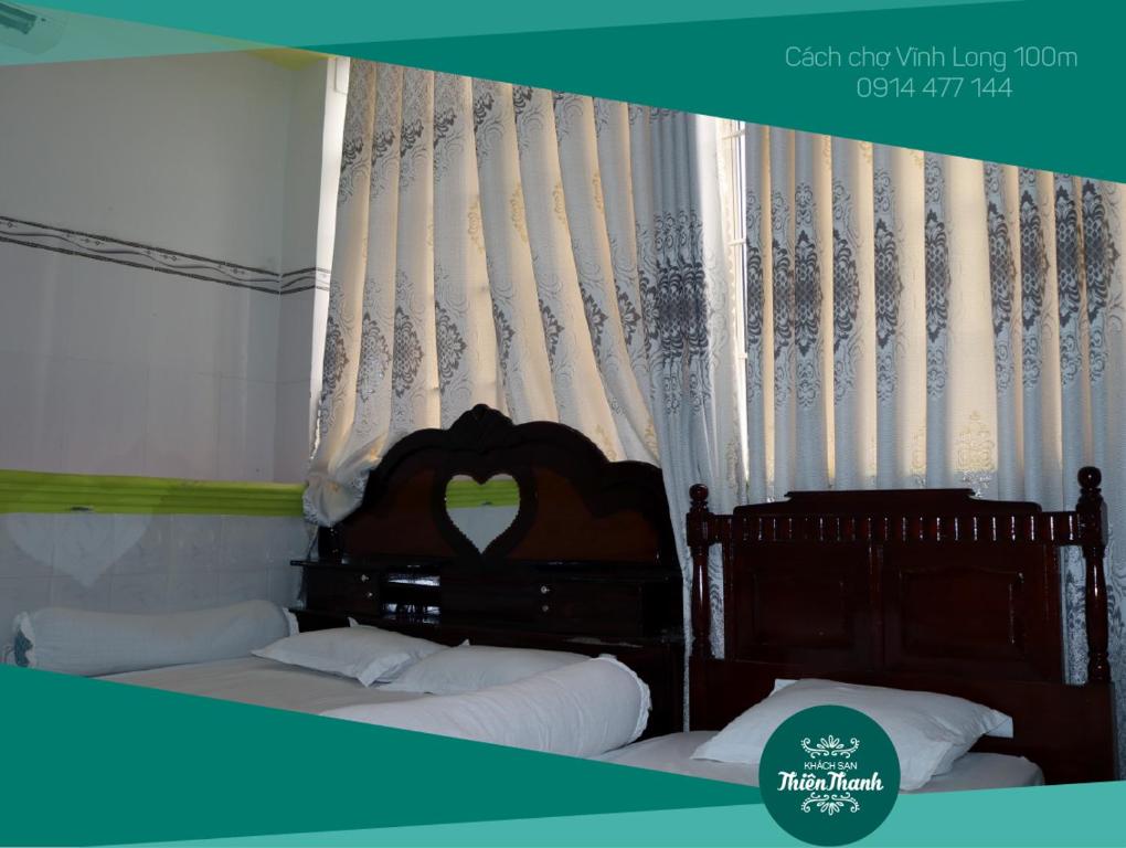 永隆缇恩坦酒店的带窗户的客房内设有两张单人床。