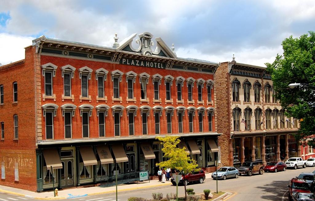 拉斯维加斯历史悠久的广场酒店的城市街道上一座大型红砖建筑
