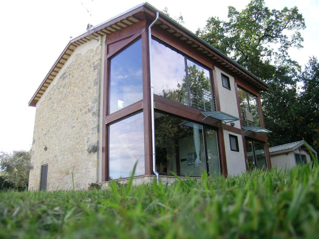 普雷托罗Masseria del Ponte的房屋的一侧设有大型玻璃窗