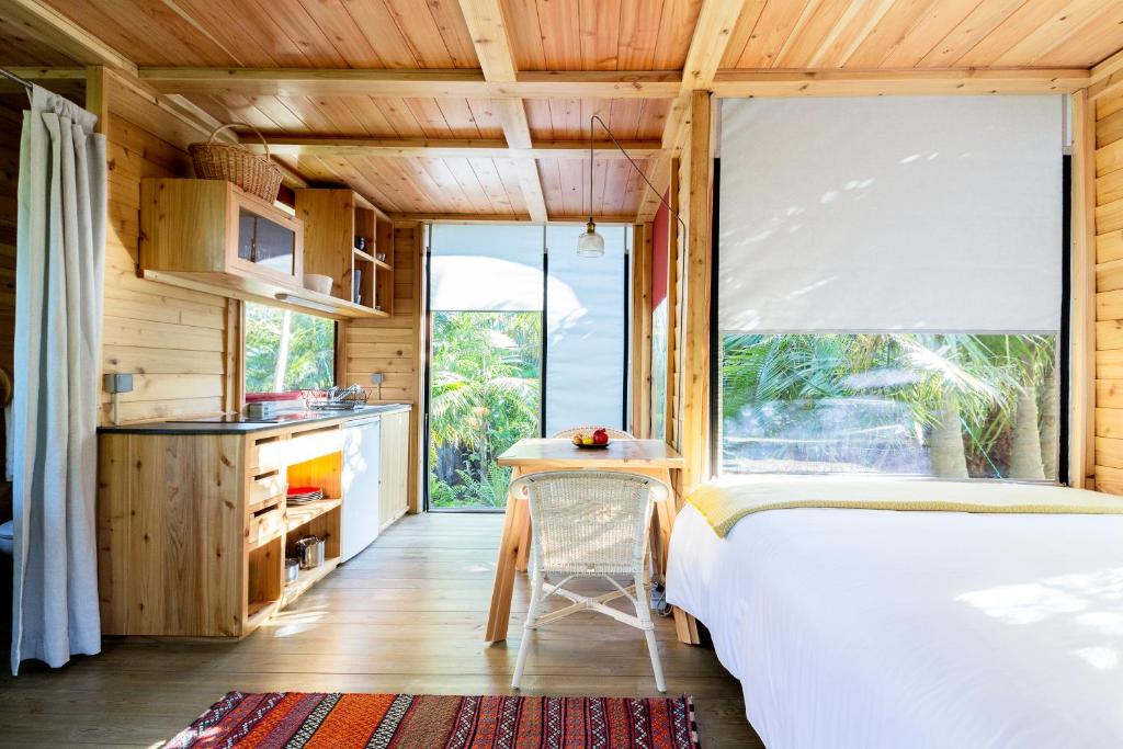 奥尔塔Azul Singular的一间卧室设有一张床和一个大窗户