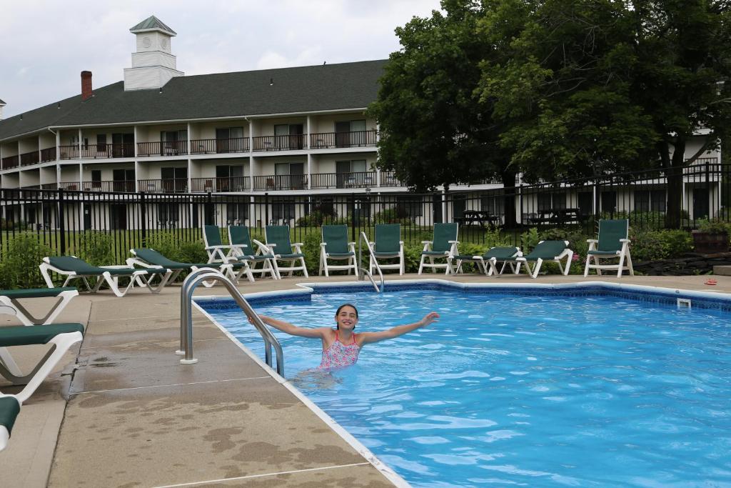 圣约翰斯堡费尔班克斯酒店的妇女在酒店游泳池里