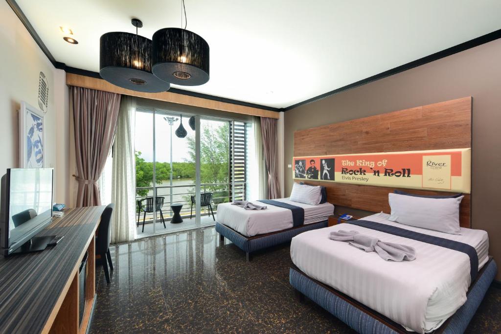 甲米镇江景旅馆的酒店客房设有两张床和电视。
