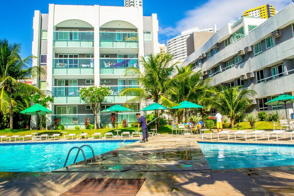 纳塔尔H Ponta Negra Beach的大楼前设有游泳池的酒店