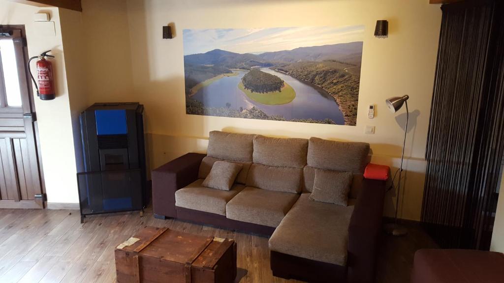 CaminomoriscoCasa Rural El Peral的客厅配有沙发和墙上的绘画