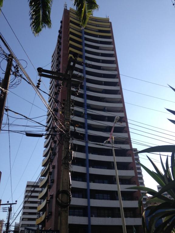 福塔莱萨FortalezAmar Hotel Praia Mansa的一座高大的建筑,上面有蓝色起重机