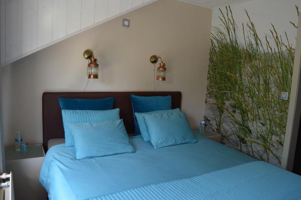 根特莫米住宿加早餐旅馆的一间卧室配有蓝色的床和蓝色枕头