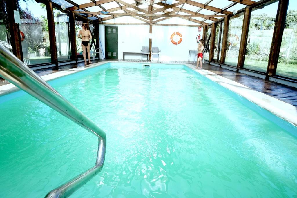 卡鲁塞多佩雷利纳乡村民宿的大楼内的一个蓝色海水游泳池