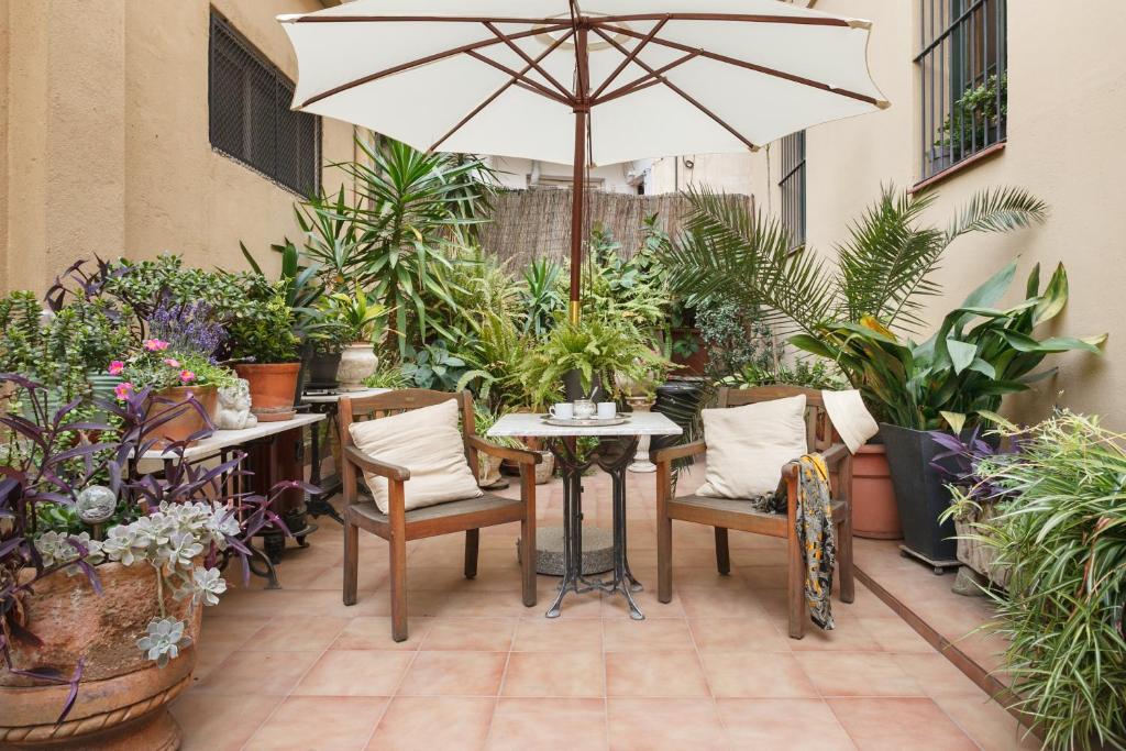 巴塞罗那天井巴塞罗那公寓的庭院配有桌椅和遮阳伞。
