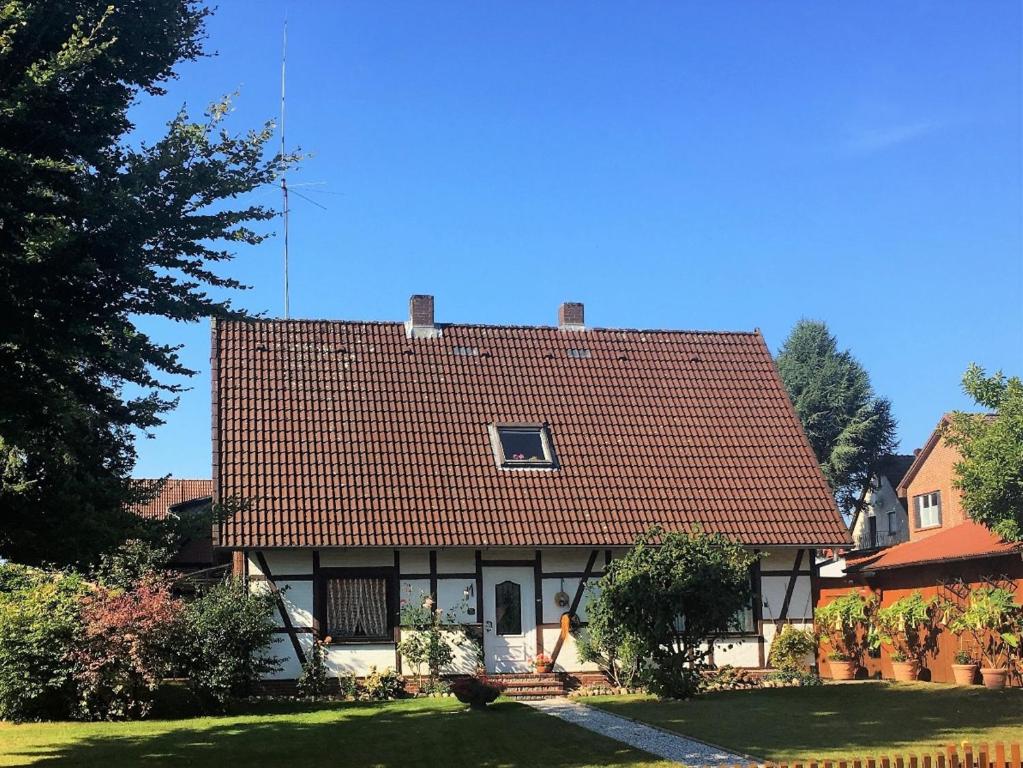 巴特法灵博斯特尔Am-Immenweg的院子里有红色屋顶的房子
