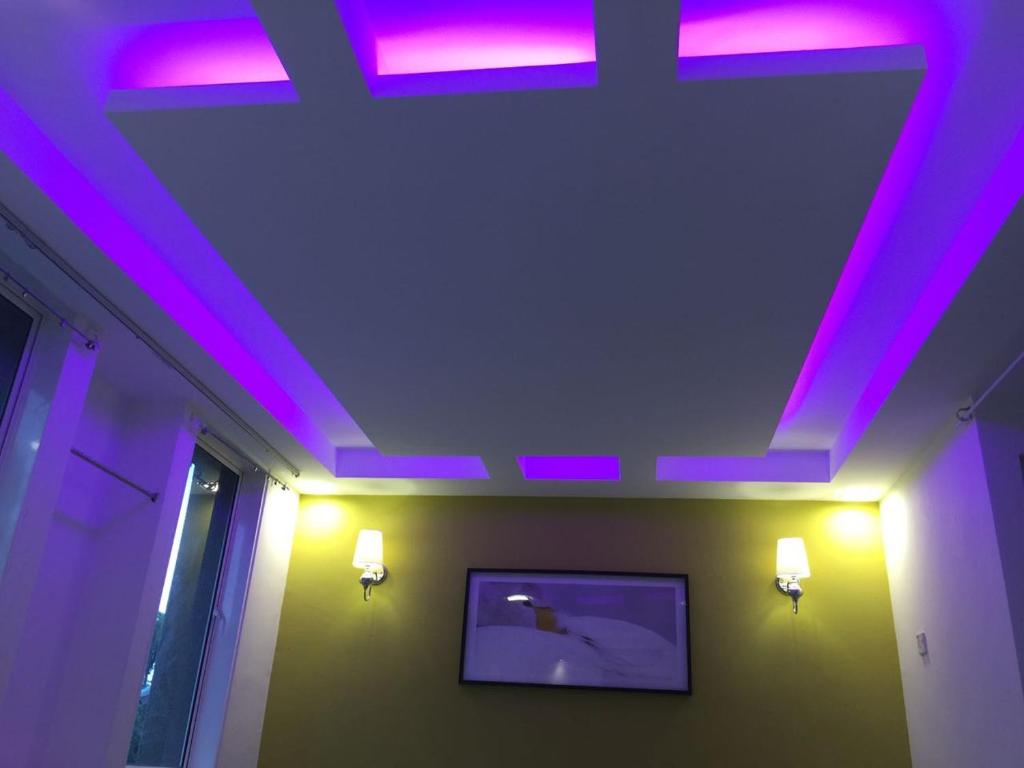 科塔达曼萨拉7星酒店的天花板上设有紫色灯的房间
