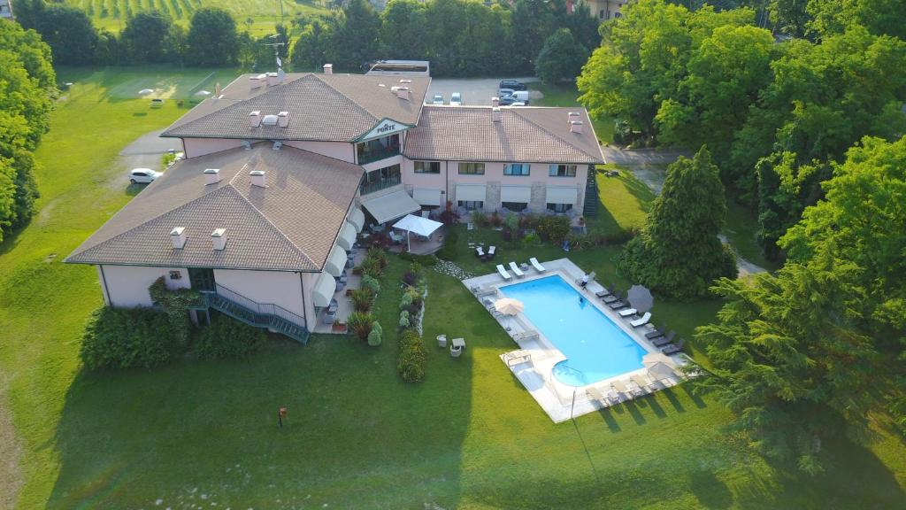 格拉迪斯卡迪松佐艾尔庞特酒店的享有带游泳池的大房子的空中景致