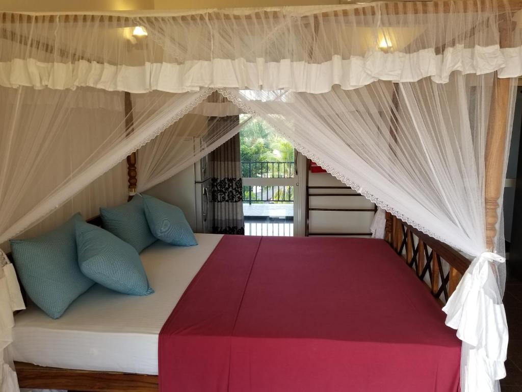 Coral Palm Villa and Apartment客房内的一张或多张床位
