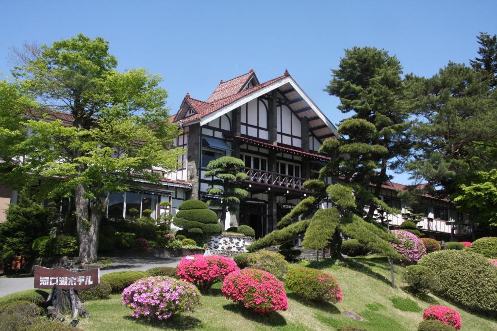 富士河口湖河口湖酒店的一座房子前面有鲜花的花园