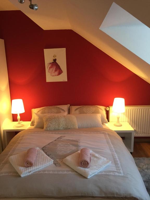 斯诺基Apartments Petra的一间卧室设有一张带红色墙壁的大床