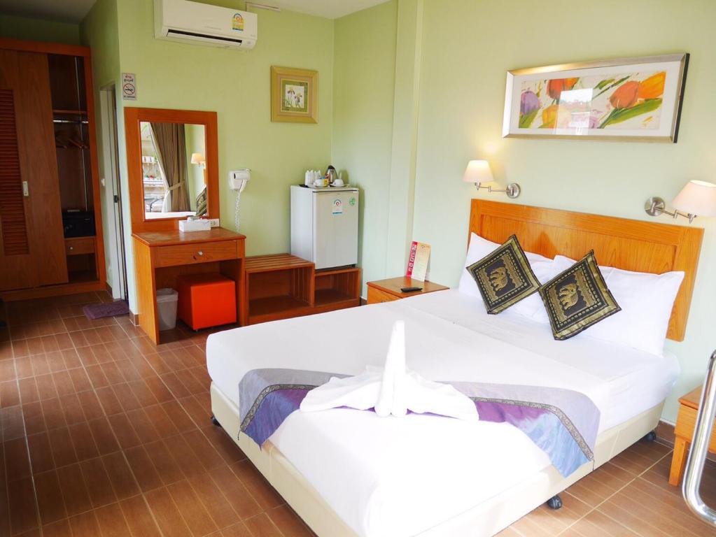 沙美岛辣椒酒店及餐厅的酒店客房,配有床和镜子