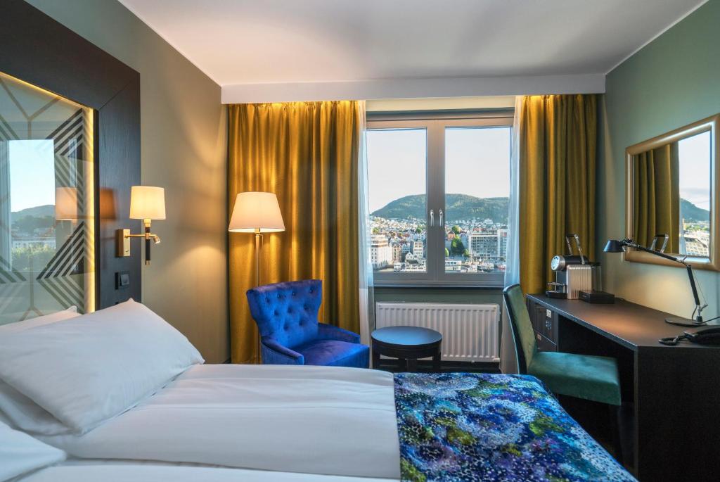 卑尔根奥里昂松恩酒店的酒店客房设有一张床、一张书桌和窗户。