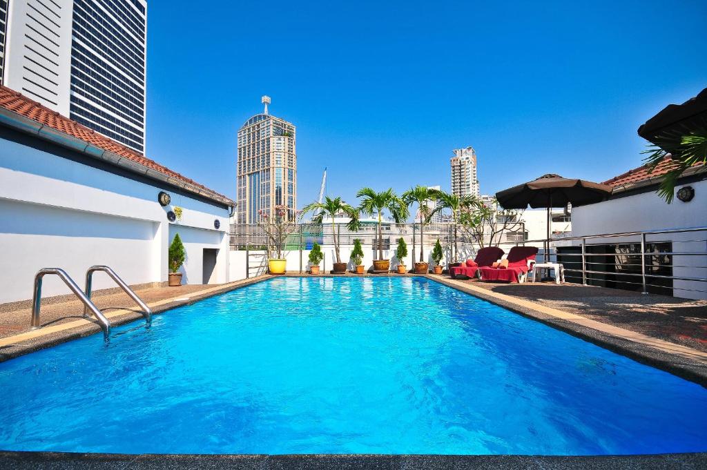 曼谷曼谷海军上将套房酒店的享有城市景致的游泳池