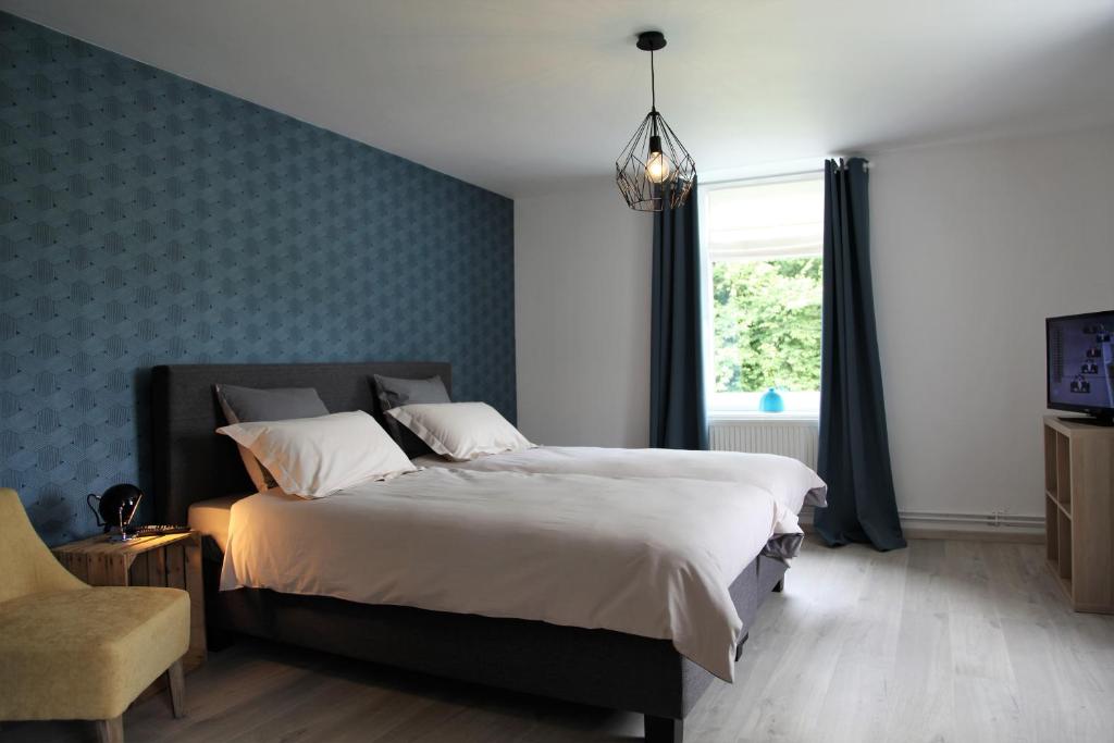 弗朗科尔尚Les Lucioles的一间卧室设有一张大床和一个窗户。
