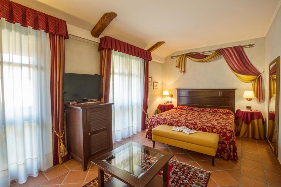 圣弗朗西斯科尔坎姆弗诺罗浪漫酒店的酒店客房,配有床和电视