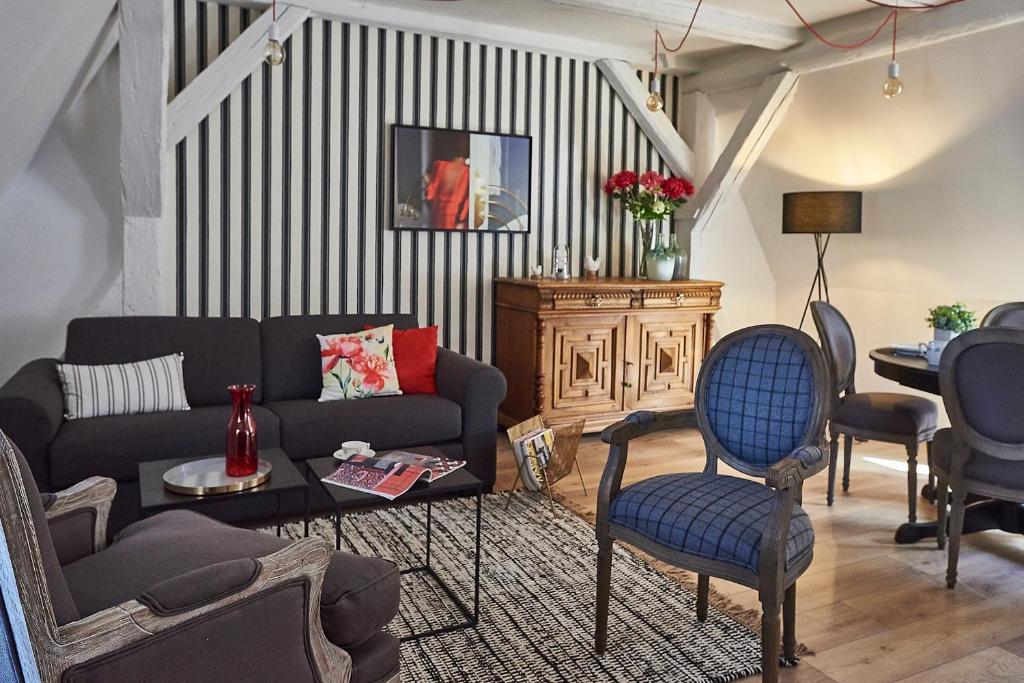 科尔马Les Appartements Saint-Martin的客厅配有沙发和桌子