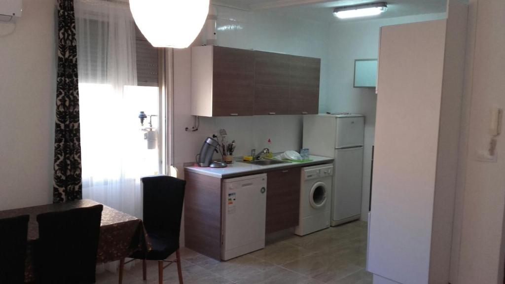 瓦伦西亚索非亚公寓的厨房配有水槽和洗衣机