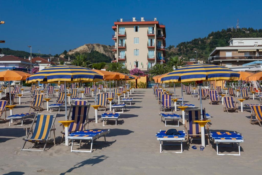 葛伦坦马勒伊甸园酒店的沙滩上的一把椅子和遮阳伞