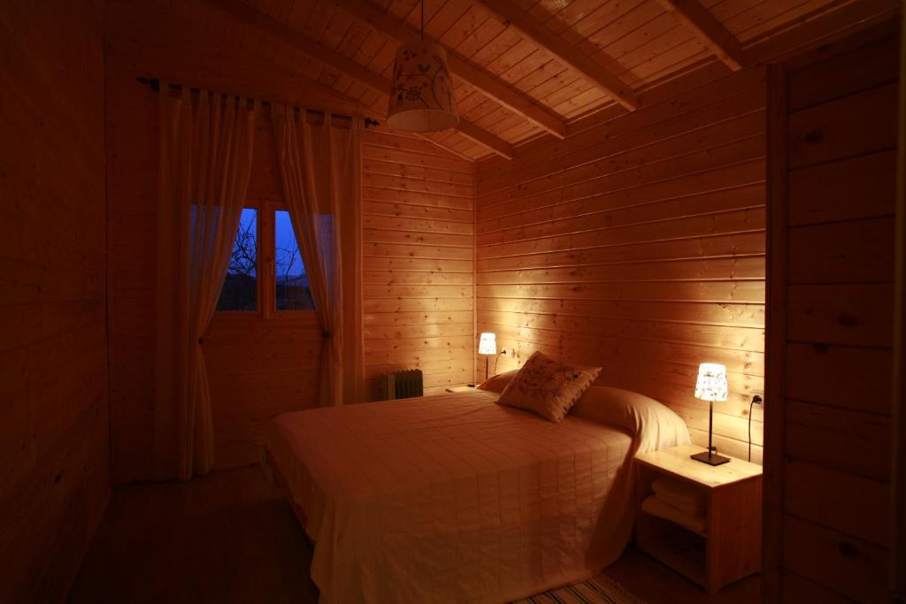 PaúlLa Cabaña Rural的一间卧室设有一张床和一个窗口