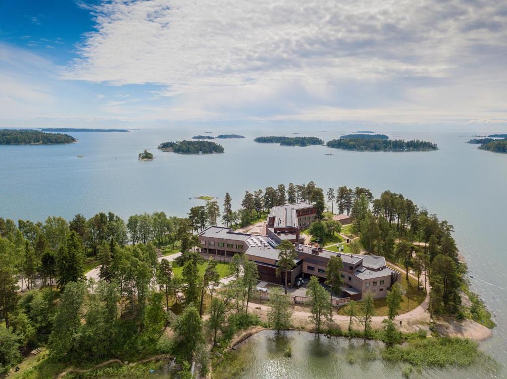 埃斯波哈纳萨日酒店的湖上岛屿上房屋的空中景观