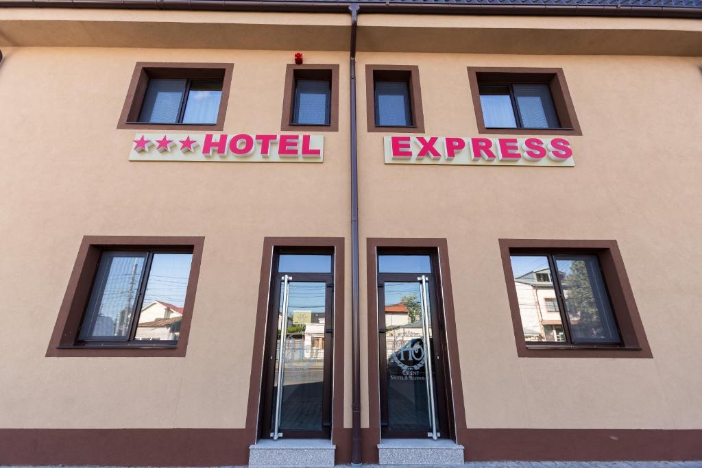 布勒伊拉Express Residence的建筑一侧有标志的酒店