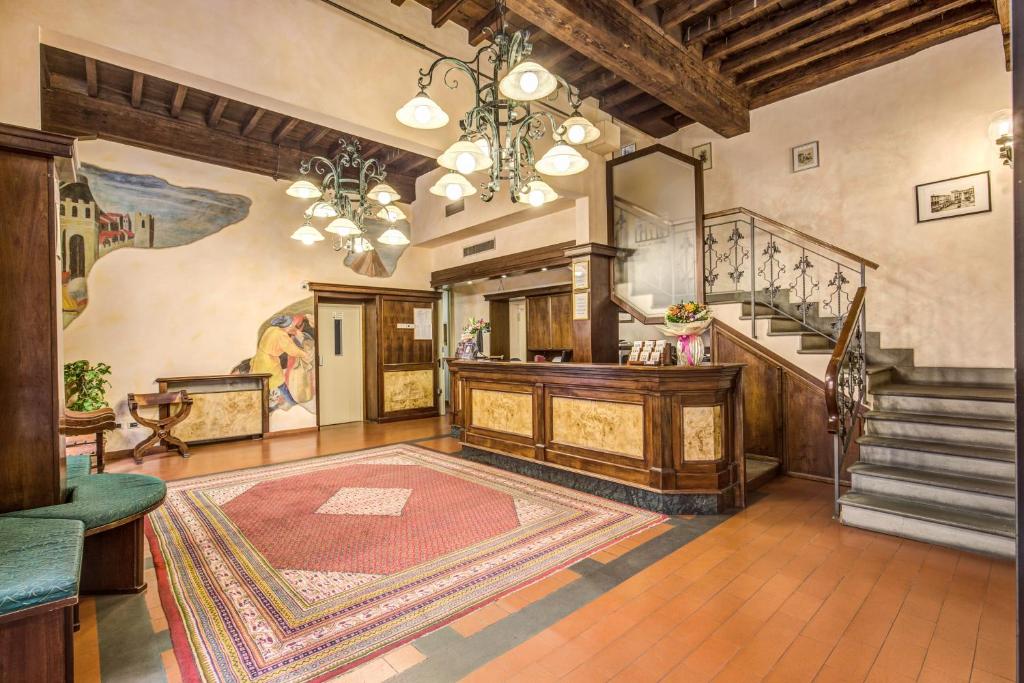 佛罗伦萨德兰兹酒店的大房间设有楼梯和地毯
