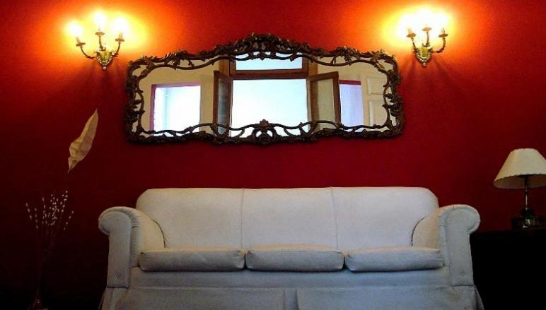罗萨里奥Hostel Point的客厅配有白色沙发和镜子