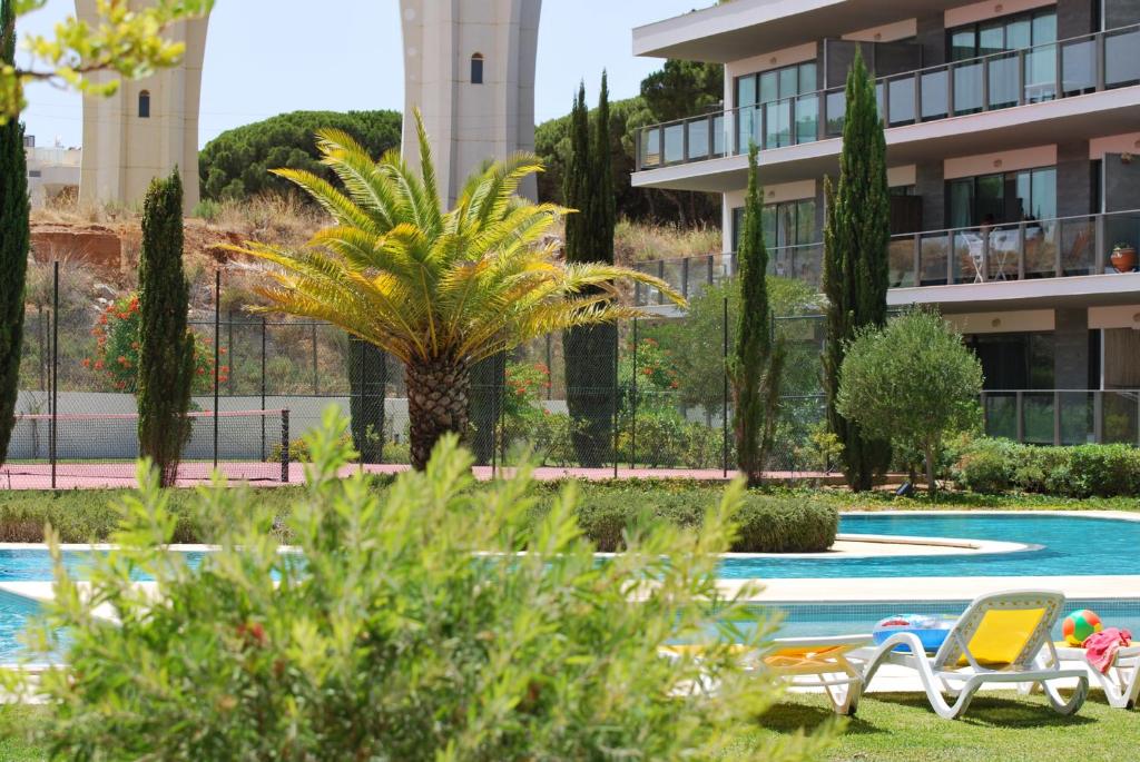 维拉摩拉Golf Residence Apartment的一座带游泳池和大楼的度假村