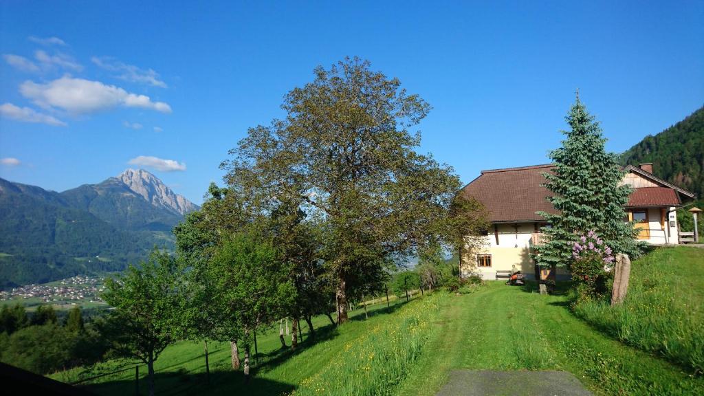 克查赫Chalets Alpin Kronhof的山丘上一座房子,背景是群山