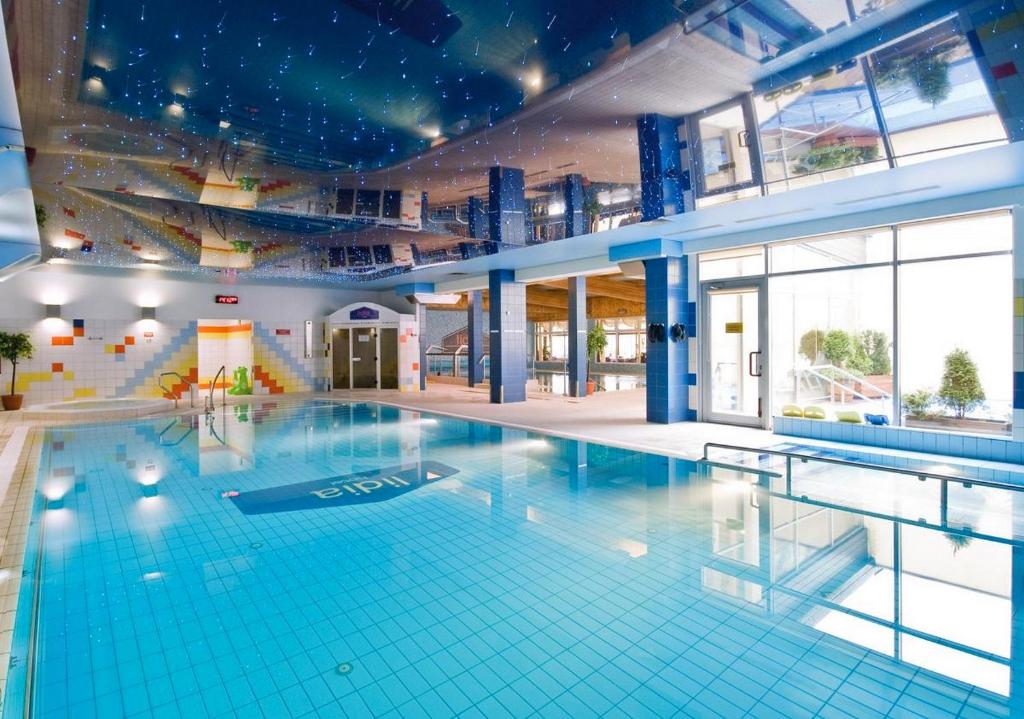 达洛科利迪娅Spa及康体酒店的大型建筑中的大型游泳池
