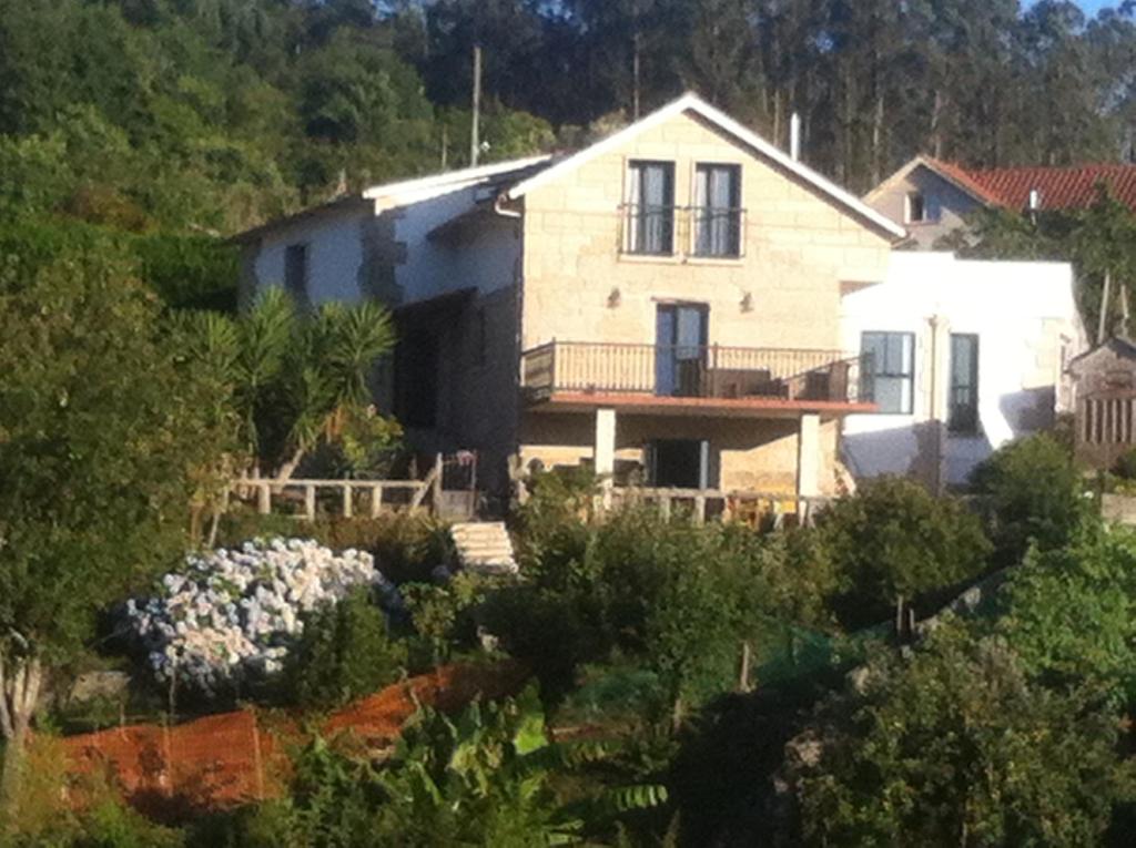 布埃乌Hostal Casa Martinez的山丘上带花园的房子