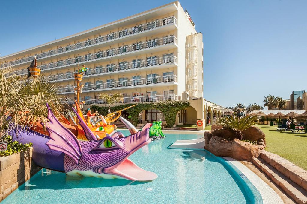 罗列特海岸伊万尼亚奥林匹克度假酒店的一座带水滑梯的酒店游泳池