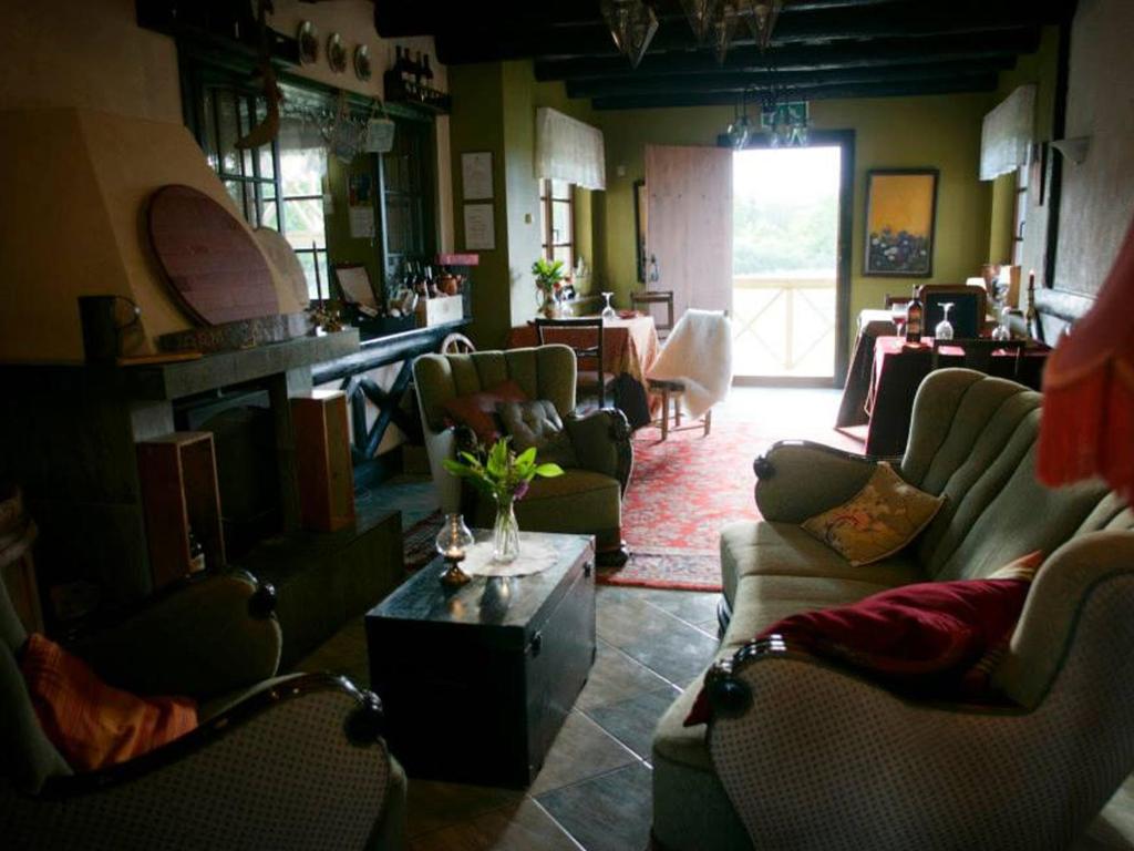 Liiva拉斯彻马提森穆胡怀恩豪斯酒店的带沙发、椅子和桌子的客厅