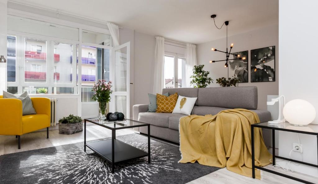 潘普洛纳Trave - Bayona的带沙发和黄色椅子的客厅
